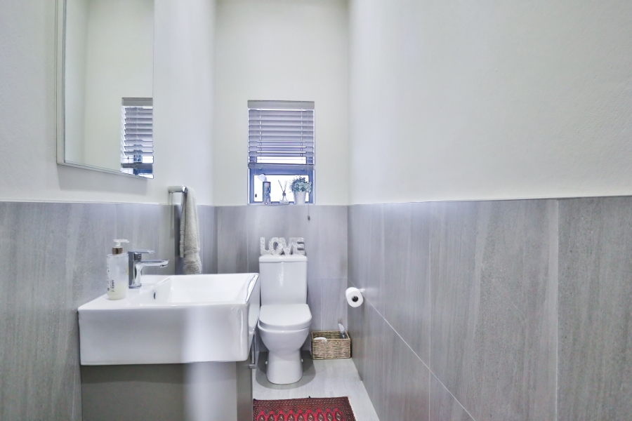 To Let 4 Bedroom Property for Rent in The Coves North West